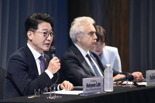한-국제에너지기구 공동 기자회견 이호현 산업통상자원부 2차관이 27일 부산 해운대구 파라다이스호텔에서 파티 비롤 국제에너지기구(IEA) 사무총장과 공동 기자회견을 하고 있다.[산업통상자원부 제공]