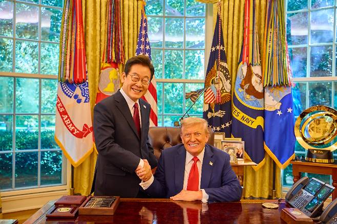 이재명 대통령이 25일(현지시간) 미국 워싱턴DC 백악관 오벌오피스에서 열린 한미 정상회담뒤 도널드 트럼프 미국 대통령과 악수하며 미소짓고 있다. 연합뉴스
