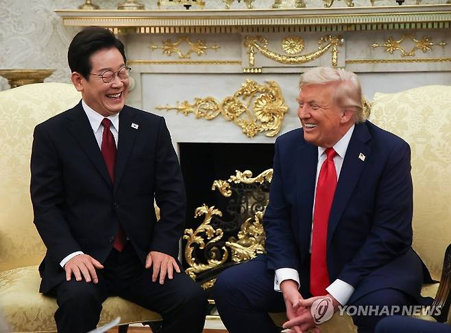 (워싱턴=연합뉴스) 한상균 기자 = 이재명 대통령이 25일(현지시간) 미국 워싱턴 DC 백악관 오벌오피스에서 도널드 트럼프 미국 대통령과 한미 정상회담을 하며 함께 웃고 있다.  2025.8.26 xyz@yna.co.kr 연합뉴스