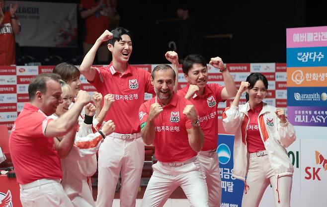 프로당구 팀 리그 2라운드에서 우승한 웰컴저축은행 선수들이 기뻐하는 모습. PBA