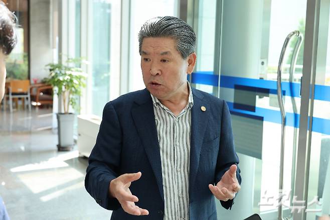 김영환 충북지사에게 돈봉투를 건넨 혐의를 받는 윤현우 충북체육회장이 27일 경찰 조사를 마친 뒤 입장을 밝히고 있다. 임성민 기자