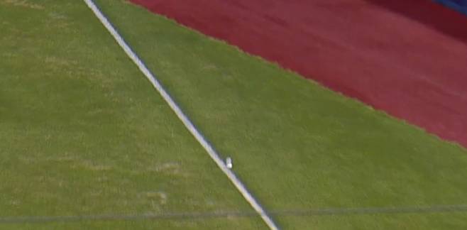 26일 삼성과 홈 경기에서 두산 오명진이 날린 타구가 파울 라인 근처에 떨어지는 모습. KBO 홈페이지 캡처