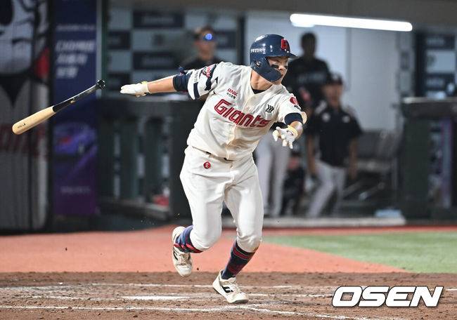 [OSEN=부산, 이석우 기자] 26일 부산 사직야구장에서 2025 신한 SOL 뱅크 KBO 리그 롯데 자이언츠와 KT 위즈의 경기가 열렸다. 홈팀 롯데는 나균안이, 방문팀 KT는 오원석이 선발 출전했다.롯데 자이언츠 박찬형이 5회말 우익수 앞 안타를 치고 있다. 2025.08.26 / foto0307@osen.co.kr