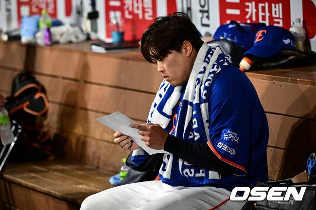 [OSEN=고척, 조은정 기자]26일 오후 서울 고척스카이돔에서 ‘2025 신한 SOL Bank KBO리그’ 키움 히어로즈와 한화 이글스의 경기가 열렸다.키움은 알칸타라, 한화는 류현진을 선발로 내세웠다.한화 류현진이 기록을 살피고 있다. 2025.08.26 /cej@osen.co.kr