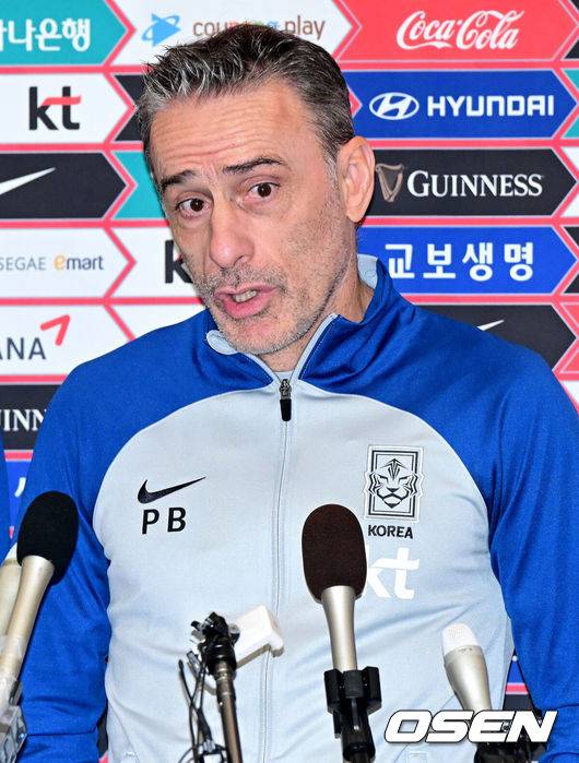 [OSEN=인천공항, 최규한 기자] ‘2022 카타르 월드컵’에서 12년 만에 16강 진출 쾌거를 달성한 대한민국 축구대표팀이 7일 오후 인천공항읕 통해 귀국했다.대한민국 파울루 벤투 감독이 귀국해 취재진과 인터뷰를 갖고 있다. 2022.12.07 / dreamer@osen.co.kr