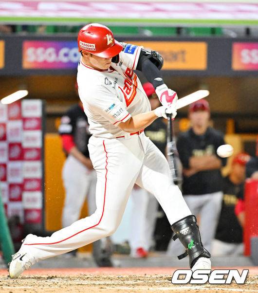 [OSEN=인천, 민경훈 기자] 26일 인천 SSG랜더스필드에서 ‘2025 신한 SOL Bank KBO리그’ SSG 랜더스와 KIA 타이저그의 경기가 열렸다.홈팀 SSG는 문승원, 어웨이팀 KIA는 양현종을 선발로 내세웠다.5회말 1사 SSG 류효승이 좌월 재역전 솔로 홈런을 때리고 있다. 2025.08.26 / rumi@osen.co.kr