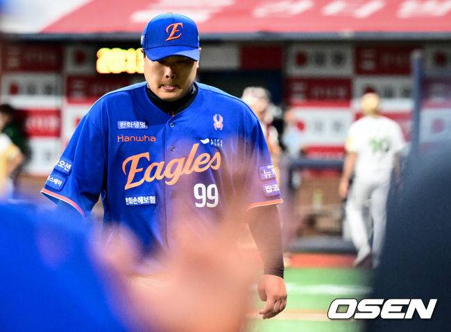 [OSEN=고척, 조은정 기자]26일 오후 서울 고척스카이돔에서 ‘2025 신한 SOL Bank KBO리그’ 키움 히어로즈와 한화 이글스의 경기가 열렸다.키움은 알칸타라, 한화는 류현진을 선발로 내세웠다.6회말 이닝을 마친 한화 류현진이 더그아웃으로 향하고 있다. 2025.08.26 /cej@osen.co.kr