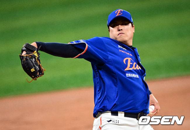 [OSEN=고척, 조은정 기자]26일 오후 서울 고척스카이돔에서 ‘2025 신한 SOL Bank KBO리그’ 키움 히어로즈와 한화 이글스의 경기가 열렸다.키움은 알칸타라, 한화는 류현진을 선발로 내세웠다.1회말 한화 선발 류현진이 역투하고 있다. 2025.08.26 /cej@osen.co.kr