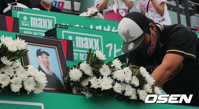 [OSEN=부산, 이석우 기자] 17일 부산 사직구장에서 ‘2022 신한은행 SOL KBO리그’ 롯데 자이언츠와 두산 베어스의 경기가 열린다. ‘사직 할아버지’ 캐리 마허 전 교수의 별세 소식을 접한 롯데팬들이 고인이 늘 앉던 사직구장 테이블석에 마련된 추모 공간을 찾아 명복을 빌고 있다. 2022.08.17 / foto0307@osen.co.kr