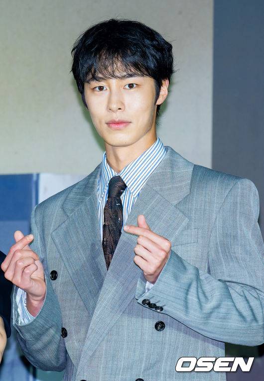 [OSEN=민경훈 기자] 13일 오후 서울 구로구 라마다 서울 신도림에서 넷플릭스 시리즈 '탄금' 제작발표회가 열렸다. 미스터리 멜로 사극 '탄금'은 어릴 적 실종되었던 조선 거대 상단의 외아들 '홍랑'(이재욱)이 기억을 잃은 채 검객이 되어 12년 만에 돌아오고, 이복누이 '재이'(조보아)는 그의 실체를 의심하는 가운데 둘 사이 싹트는 알 수 없는 감정을 그린 시대극이다.배우 이재욱이 입장하며 포즈를 취하고 있다. 2025.05.13 / rumi@osen.co.kr