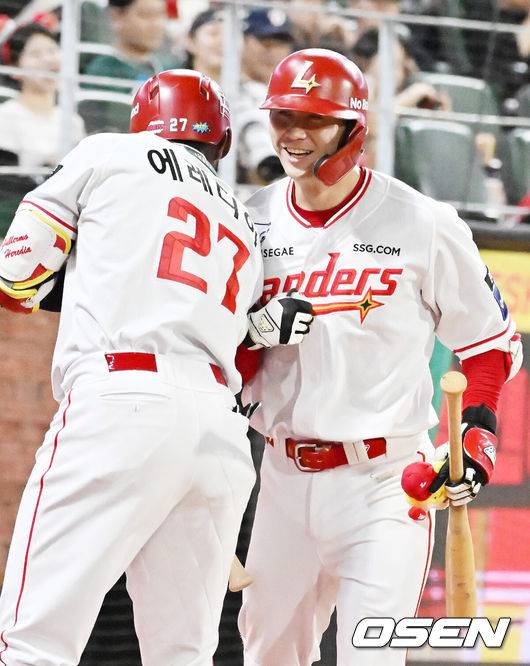 [OSEN=인천, 민경훈 기자] 26일 인천 SSG랜더스필드에서 ‘2025 신한 SOL Bank KBO리그’ SSG 랜더스와 KIA 타이저그의 경기가 열렸다.홈팀 SSG는 문승원, 어웨이팀 KIA는 양현종을 선발로 내세웠다.6회말 SSG 선두타자로 나온 안상현이 좌월 솔로홈런을 때린 후 덕아웃 앞에서 에레디아와 바디첵 하이파이브를 하고 있다. 2025.08.26 / rumi@osen.co.kr