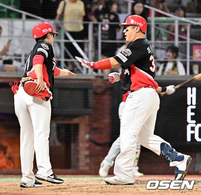 [OSEN=인천, 민경훈 기자] 26일 인천 SSG랜더스필드에서 ‘2025 신한 SOL Bank KBO리그’ SSG 랜더스와 KIA 타이저그의 경기가 열렸다.홈팀 SSG는 문승원, 어웨이팀 KIA는 양현종을 선발로 내세웠다.5회초 무사 주자 1루 KIA 최형우가 우중월 투런 홈런을 때린 후 홈을 밟고 있다. 2025.08.26 / rumi@osen.co.kr