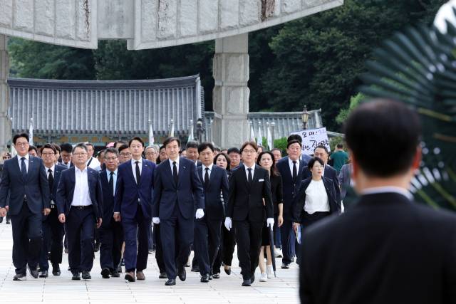 ▲조국혁신당 조국 혁신정책연구원장이 26일 광주 북구 국립5·18민주묘지를 찾아 당원들과 참배하기 위해 이동하고 있다. ⓒ연합뉴스