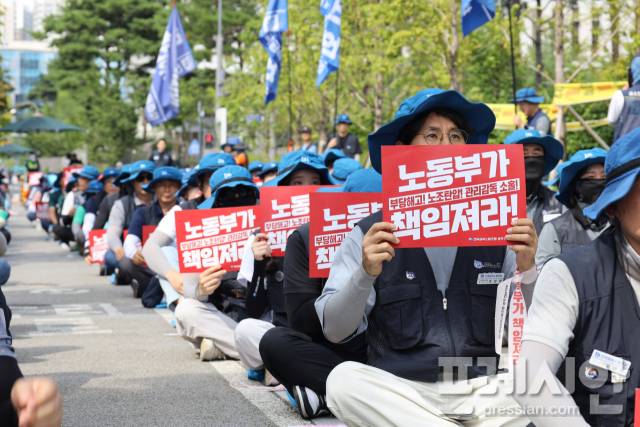 ▲27일 오후 세종시 고용노동부 앞에서 전국금속노조 광주전남지부 지회 간부 200여명이 모여 집회를 개최했다.2025.08.27ⓒ금속노조 광주전남지부