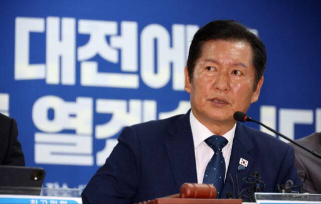 더불어민주당&nbsp;정청래 대표가 27일&nbsp; 대전 중구 시당 대회의실에서 열린 현장 최고위원회의에서 발언하고 있다. 뉴시스