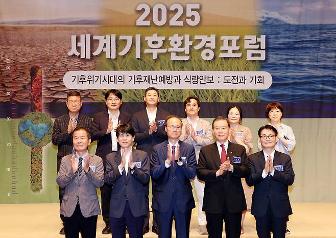 세계기후환경포럼 참석자들이 기념촬영을 하고 있는 모습. 앞줄 왼쪽부터 시계 반대 방향으로 이우균 고려대 교수, 안세창 환경부 기후탄소정책실장, 이기식 세계일보 사장, 홍문표 한국농수산식품유통공사 사장, 김선교 세계일보 편집인, 이윤희 기후변화행동연구소 부소장, 정은정 농촌사회학자 및 작가, 이춘수 순천대학교 교수, 양승룡 고려대학교 명예교수, 남재작 한국농업정밀연구소 소장, 여현 순천대 교수.&nbsp;남정탁 기자