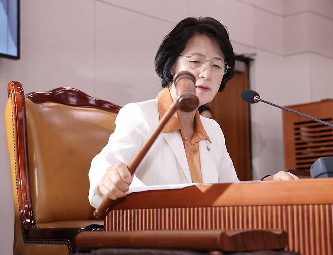 추미애 국회 법제사법위원장이 26일 오후 서울 여의도 국회 법사위에서 의사봉을 두드리고 있다. 뉴시스