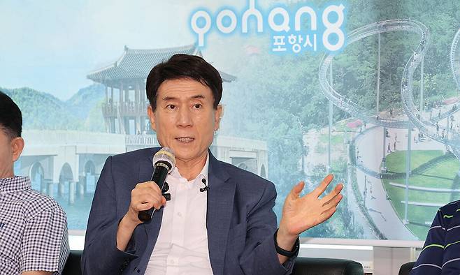 이강덕 포항시장은 27일 시청 브리핑룸에서 지역균형발전을 선도할 산업·주거·복지 융합형 통합 주거복지모델 구축 관련 기자간담회를 갖고 있다.&nbsp;