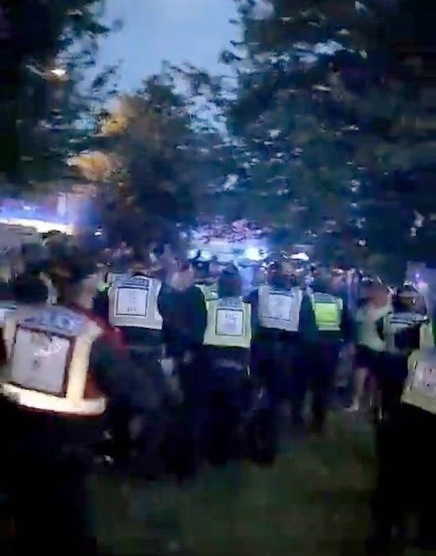 폭동으로 번진 현장에서 경찰이 방패를 들고 무장 진압에 나서며 38세 남성을 연행하자 군중이 맞섰다. 출처=COST·PPI 페이스북