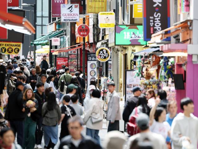 서울 중구 명동거리가 외국인 관광객과 시민들로 북적이고 있다. 뉴스1