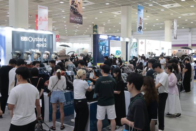 17일 서울 강남구 삼성동 코엑스에서 열린 48회 베페 베이비페어에서 참관객들이 육아용품을 살펴보고 있다. 연합뉴스,
