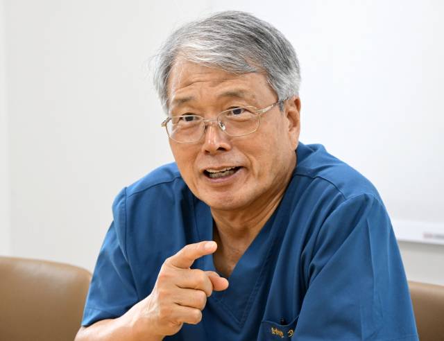 고영초 요셉의원 원장이 서울경제신문과의 인터뷰에서 “환자들의 마음을 먼저 어루만져주는 게 치료의 시작”이라고 강조하고 있다. 성형주 기자