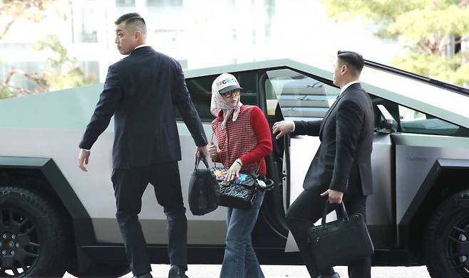 가수 지드래곤(GD)이 ‘테슬라 사이버 트럭’에서 하차하고 있다.