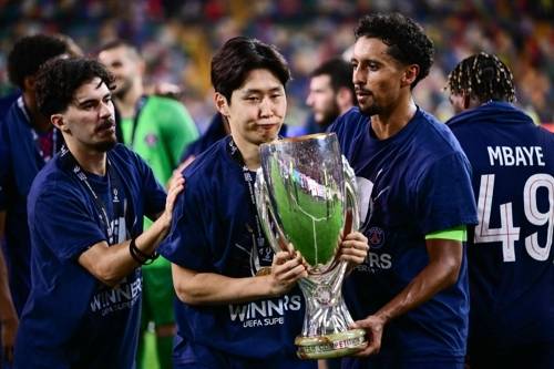 파리 생제르맹의 이강인이 14일 토트넘을 꺾고 UEFA 슈퍼컵을 차지한 뒤 팀 동료들과 트로피를 들어올리며 기뻐하고 있다. AFP연합뉴스