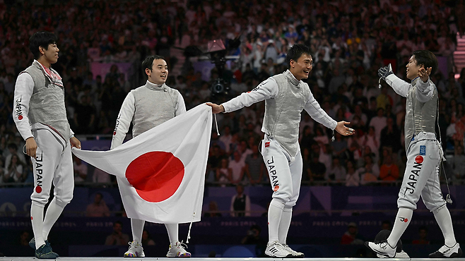 2024 파리올림픽 남자 펜싱 플뢰레 단체전에서 금메달을 따고 기뻐하는 일본 선수들. AFP연합뉴스