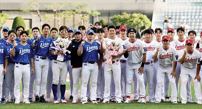 삼성 라이온즈 오승환(가운데)이 지난 7일 인천 SSG랜더스필드에서 열린 2025 프로야구 삼성 라이온즈와 SSG 랜더스의 경기를 앞두고 열린 자신의 은퇴 기념행사에서 양 팀 선수들과 기념 촬영하고 있다. 삼성 라이온즈 제공