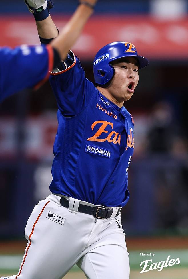 ▲ 한화 이글스 문현빈은 26일 고척 키움전에서 9회초 1-1 균형을 깨는 결승 솔로포를 터트렸다. 동점에서 선두타자로 나섰지만 단타를 노리는 타격을 하지 않았고, 그 결과가 결승 홈런으로 나타났다. ⓒ 한화 이글스