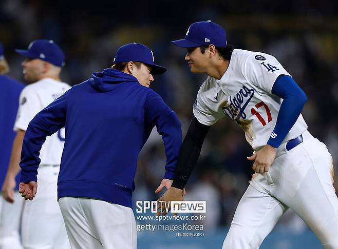 ▲ 야마모토 요시노부와 하이파이브하는 오타니 쇼헤이. 다저스는 신시내티를 6-3으로 제압했다.