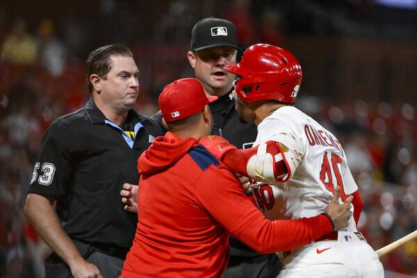 ▲ 심판 판정에 불만을 품고 격렬하게 항의, 퇴장 당했던 세인트루이스 카디널스 타자 윌슨 콘트레라스. ⓒ연합뉴스/REUTERS/AP