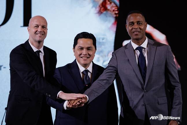 요르디 크루이프 기술고문(왼쪽부터)과 토히르 PSSI 회장, 클루이베르트 감독. /AFPBBNews=뉴스1