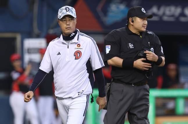두산 조성환 감독대행(왼쪽). /사진=두산 베어스 제공