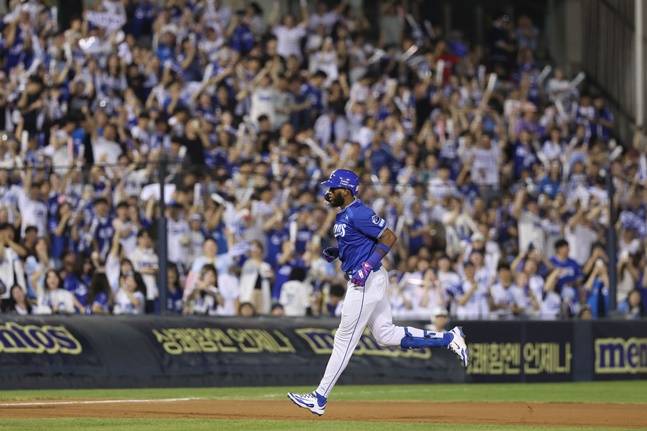 삼성 디아즈가 26일 잠실 두산전에서 7회초 투런 홈런을 터트리고 그라운드를 돌고 있다. /사진=삼성 라이온즈 제공