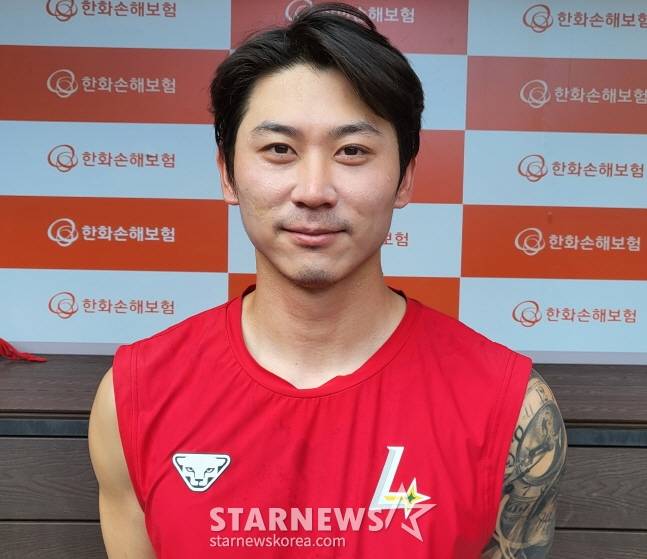 취재진과 인터뷰를 하고 있는 안상현. /사진=안호근 기자