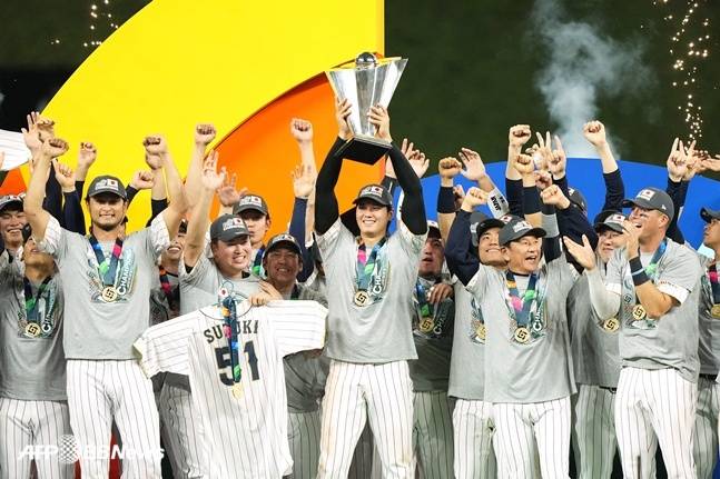 오타니 쇼헤이(가운데)를 비롯한 일본 선수단이 지난 2023년 3월 WBC에서 우승한 뒤 기념 촬영을 하고 있다. /AFPBBNews=뉴스1