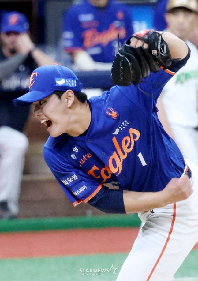 2025 신한 SOL Bank KBO리그키움 히어로즈 대 한화 이글스 경기가 27일 서울 고척스카이돔에서 열렸다.  한화 선발 문동주가 역투하고 있다. /사진=김진경 대기자