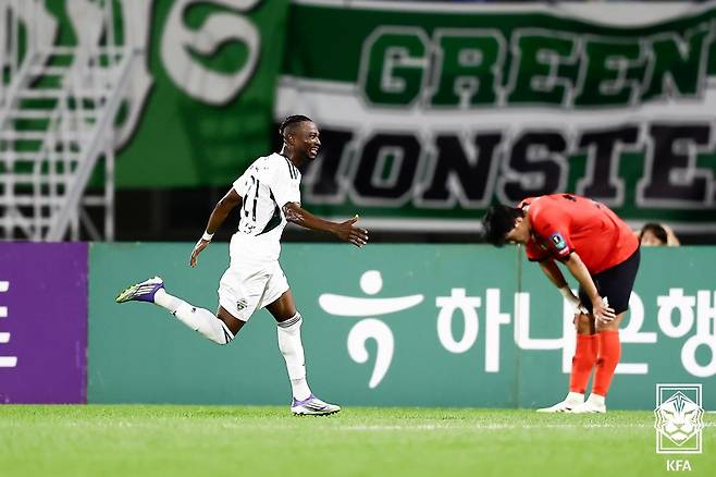 츄마시(왼쪽)가 강원FC전에서 결승골을 넣고 달려가고 있다. /사진=대한축구협회(KFA) 제공