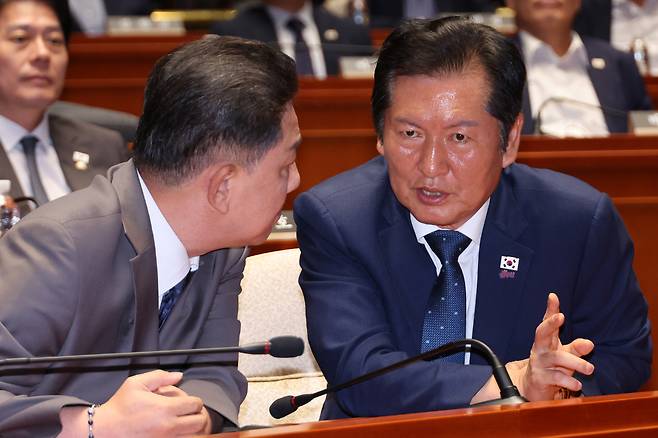 정청래 더불어민주당 대표(오른쪽)와 김병기 원내대표가 27일 서울 여의도 국회에서 열린 의원총회에서 대화하고 있다. 연합뉴스