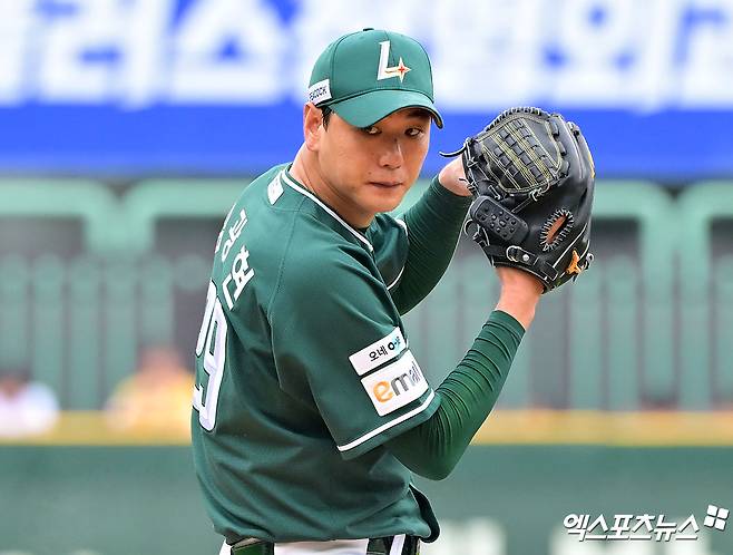 21일 오후 인천SSG랜더스필드에서 열린 '2025 신한 SOL Bank KBO리그' KIA 타이거즈와 SSG 랜더스의 경기, 1회초 SSG 선발투수 김광현이 공을 힘차게 던지고 있다. 엑스포츠뉴스 DB