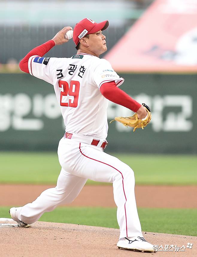 7일 오후 인천SSG랜더스필드에서 열린 '2025 신한 SOL Bank KBO리그' 삼성 라이온즈와 SSG 랜더스의 경기, SSG 선발투수 김광현이 공을 힘차게 던지고 있다. 엑스포츠뉴스 DB