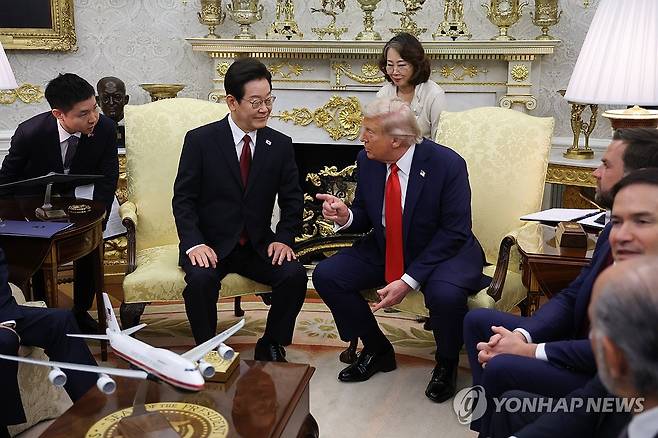 이재명 대통령, 한·미 정상회담 (워싱턴=연합뉴스) 한상균 기자 = 이재명 대통령이 25일(현지시간) 미국 워싱턴 DC 백악관 오벌오피스에서 도널드 트럼프 미국 대통령과 한미 정상회담을 하고 있다. 2025.8.26 xyz@yna.co.kr