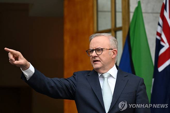 호주 "이란, 호주내 유대인 겨냥 방화 2건 지휘…이란대사 추방" (캔버라 로이터=연합뉴스) 앤서니 앨버니지 호주 총리가 26일(현지시간) 캔버라 의회에서 기자회견을 갖고 이란 정부가 호주 내 반유대주의 공격을 지휘했다고 밝히고 있다. 2025.08.26