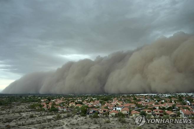 지난 25일 거대한 모래폭풍이 덮친 미 애리조나주 피닉스  [AP=연합뉴스. 재판매 및 DB 금지]