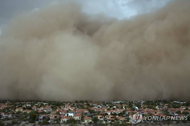 지난 25일 거대한 모래폭풍이 덮친 미 애리조나주 피닉스 [AP=연합뉴스. 재판매 및 DB 금지]