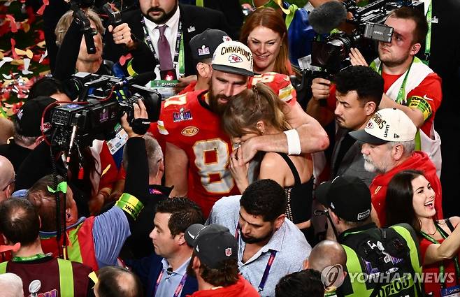 지난해 2월 NFL 슈퍼볼 경기 후 포옹하는 스위프트와 켈시 [AFP 연합뉴스 자료사진. 재판매 및 DB 금지]