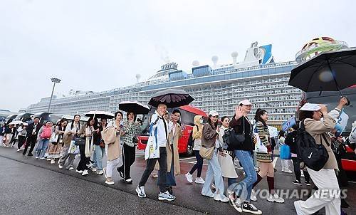 인천항 찾은 크루즈 관광객 [연합뉴스 자료사진]
