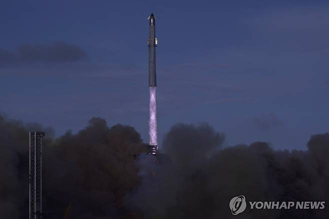 26일 미 텍사스 해변에서 스타십이 발사되는 모습 [AP=연합뉴스. 재판매 및 DB 금지]